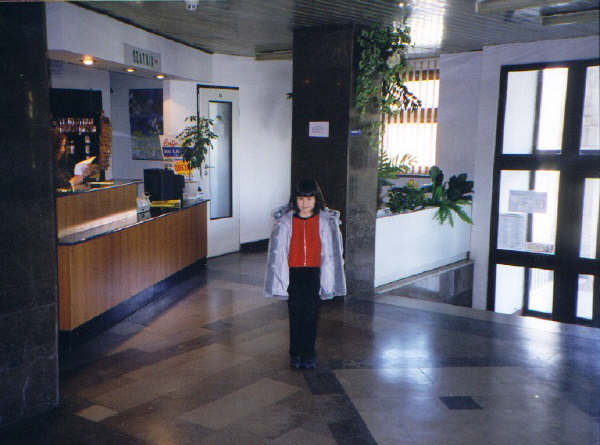 Nanna i hotellets reception